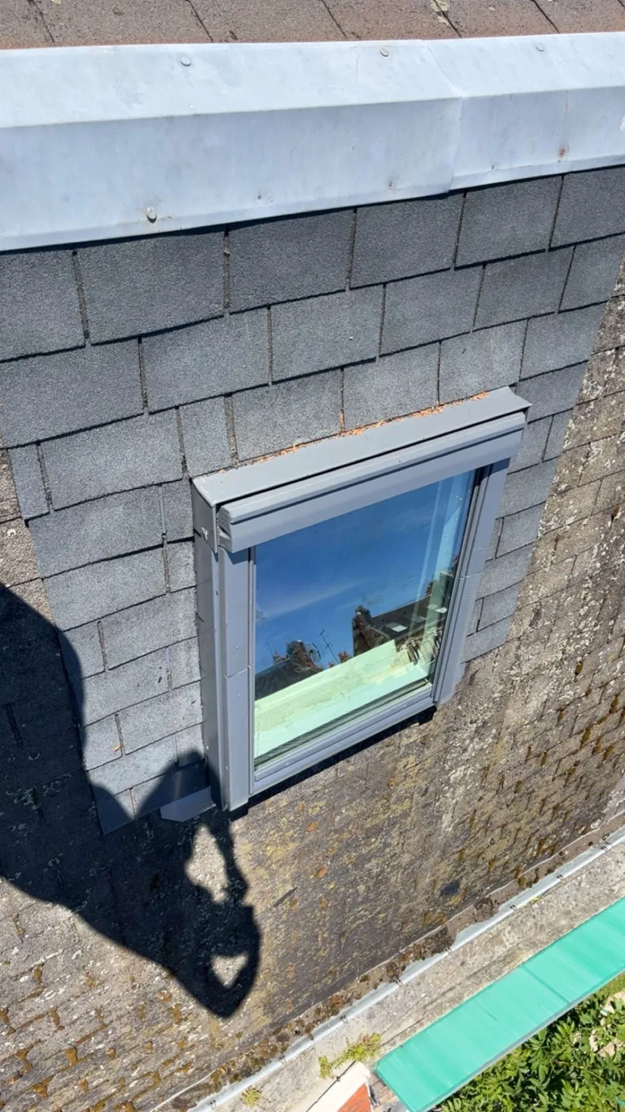Pose d’une fenêtre de toit VELUX sur toiture en ardoise