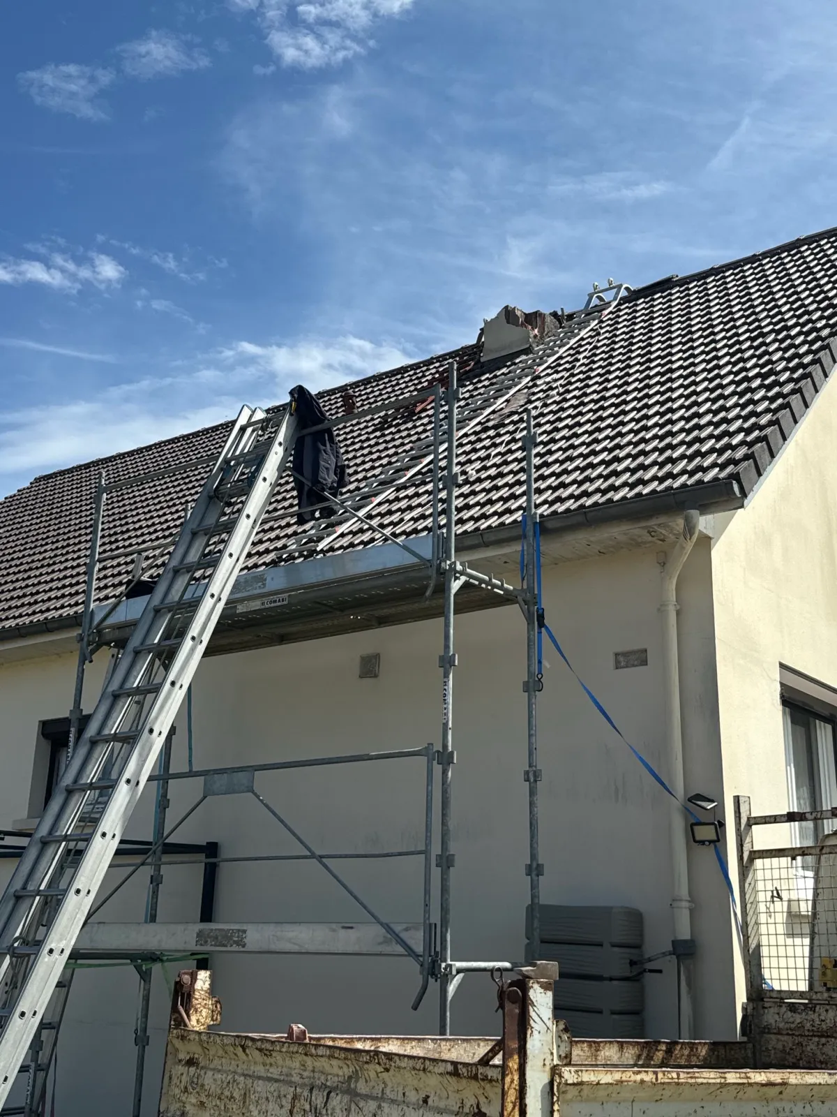 Réfection d’une toiture en tuiles en cours