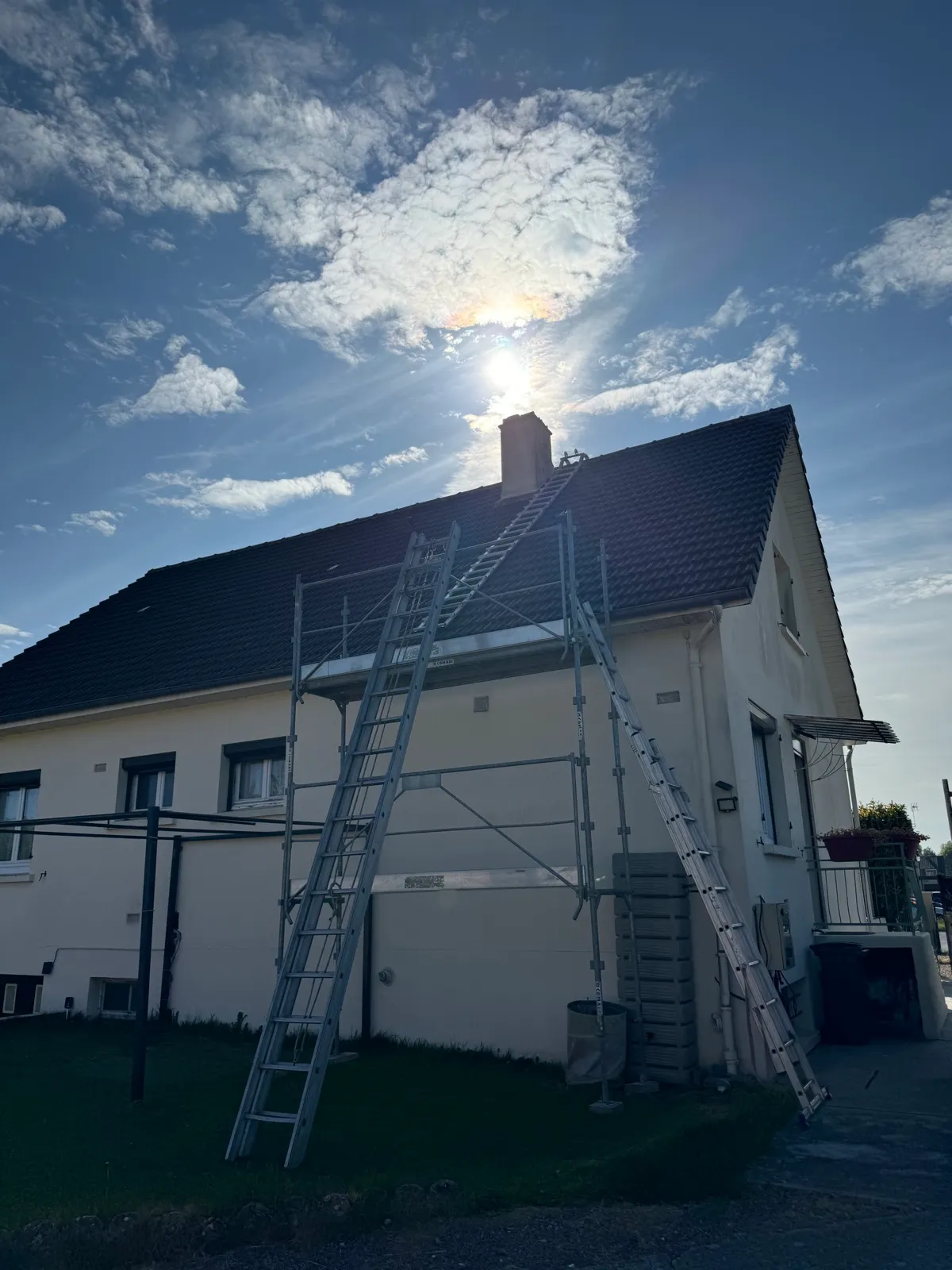 Chantier de rénovation de toiture avec échafaudage